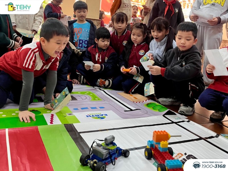 cac-con-hao-hung-tham-gia-tram-trai-nghiem-steam-day