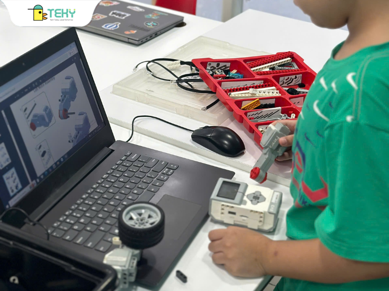 hinh-anh-con-dang-lap-trinh-robot