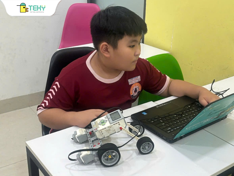 hinh-be-nguyen-vo-duy-anh-dang-lap-trinh-cho-robot-cun