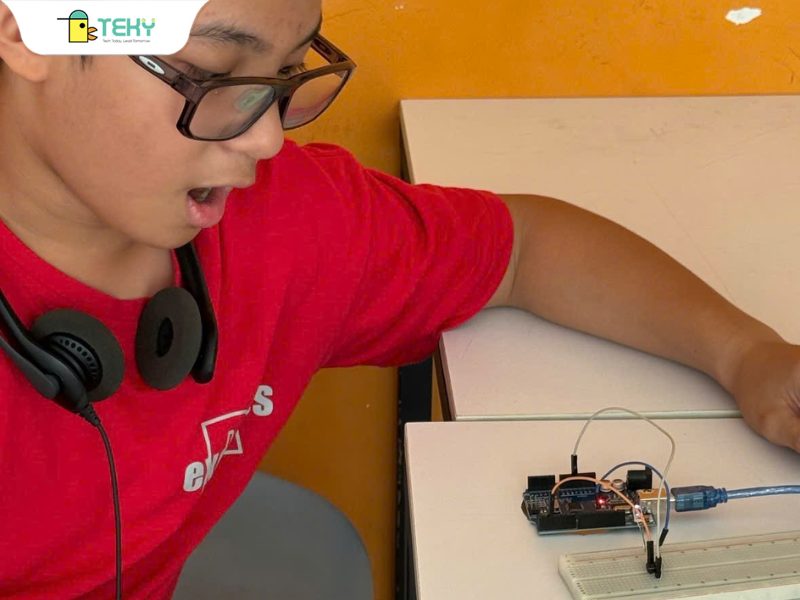 hinh-anh-be-pham-the-minh-quan-dang-lap-trinh-dieu-khien-den-tu-dong