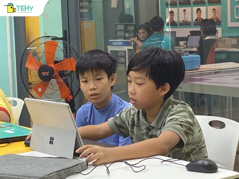 minh-hung-cung-ban-hoc-lap-trinh-game-roblox-tai-teky-dien-bien-phu