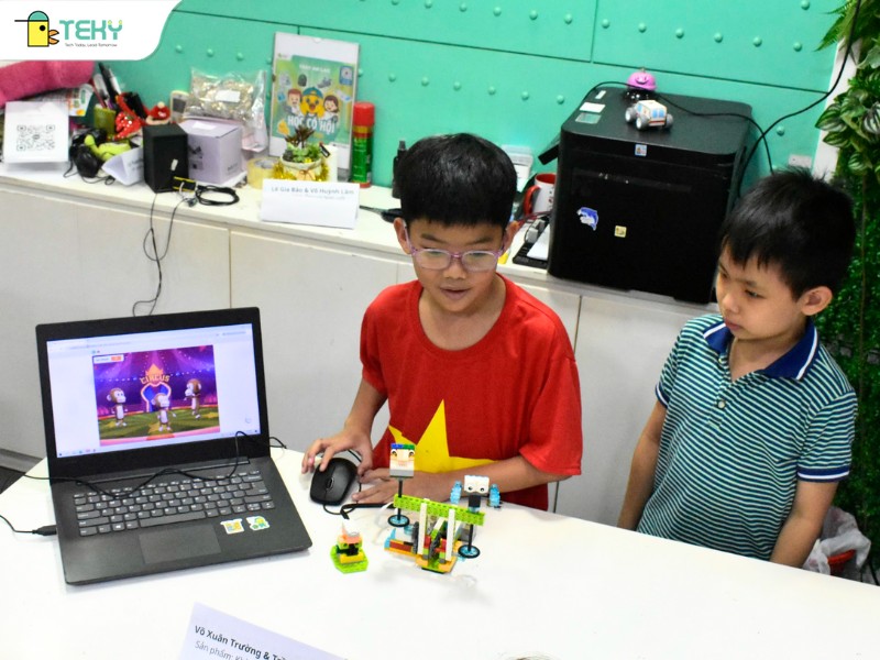 xuan-truong-&-bao-nam-thuyet-trinh-ve-san-pham