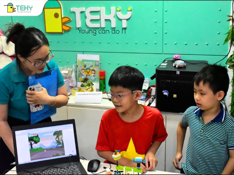 hai-be-tra-loi-cau-hoi-den-tu-mc-va-phu-huynh