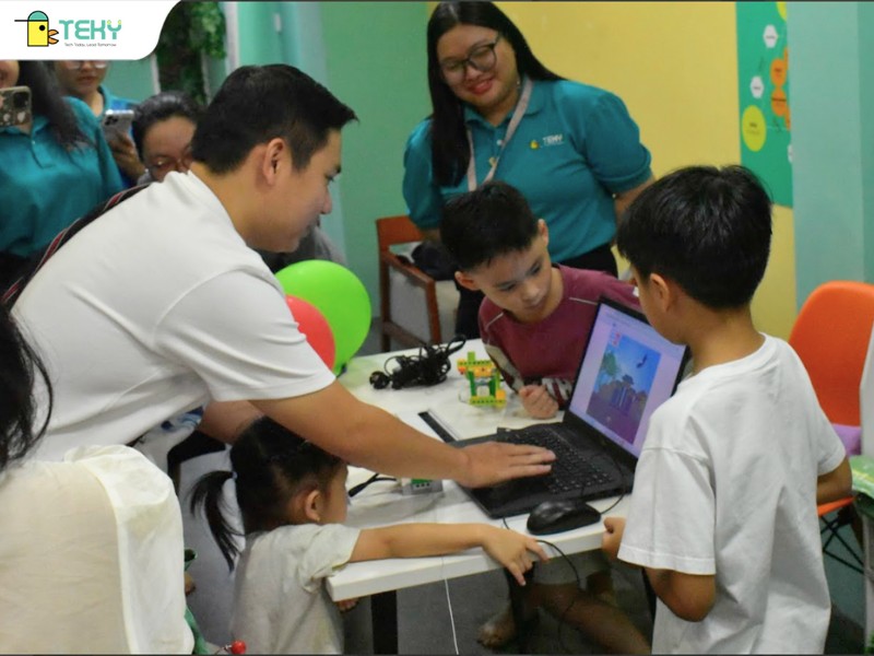 phu-huynh-va-con-cung-trai-nghiem-san-pham