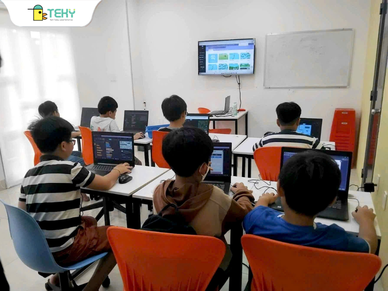 hinh-anh-cac-be-dang-thuc-hien-du-an-lam-game