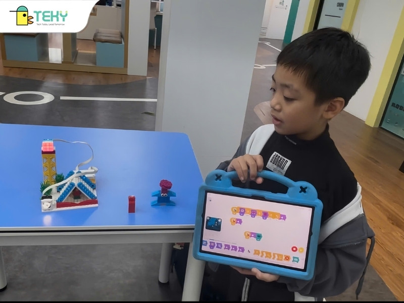 minh-duc-tu-tin-trinh-bay-san-pham