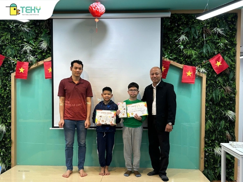 viet-anh-va-gia-khanh-trong-buoi-trao-thuong