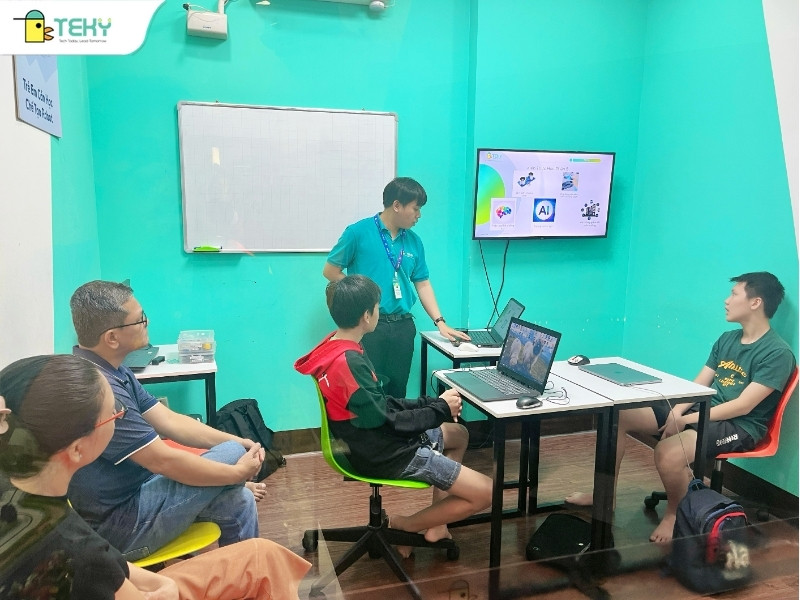 thay-nguyen-huu-luat-dang-trinh-bay-tong-quan-kien-thuc-hoc-phan