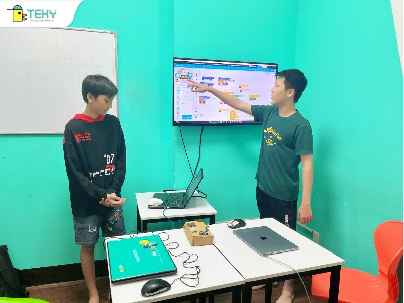 nguyen-khang-va-quan-bao-dang-trinh-bay-du-an-nuoi-thu-ao