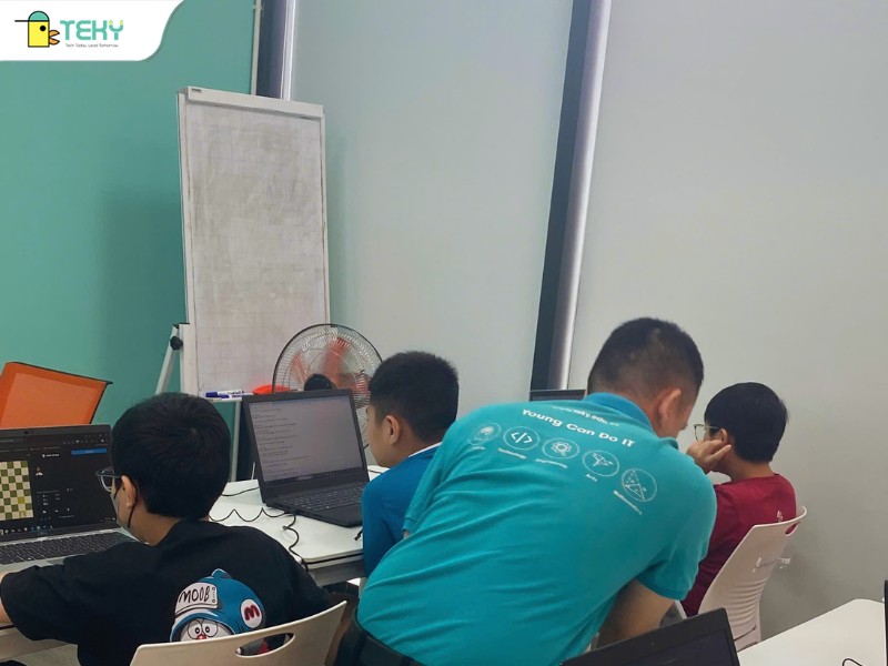 hoc-sinh-tham-gia-khoa-hoc-lap-trinh-robotics-tai-teky-voi-phuong-phap-stem