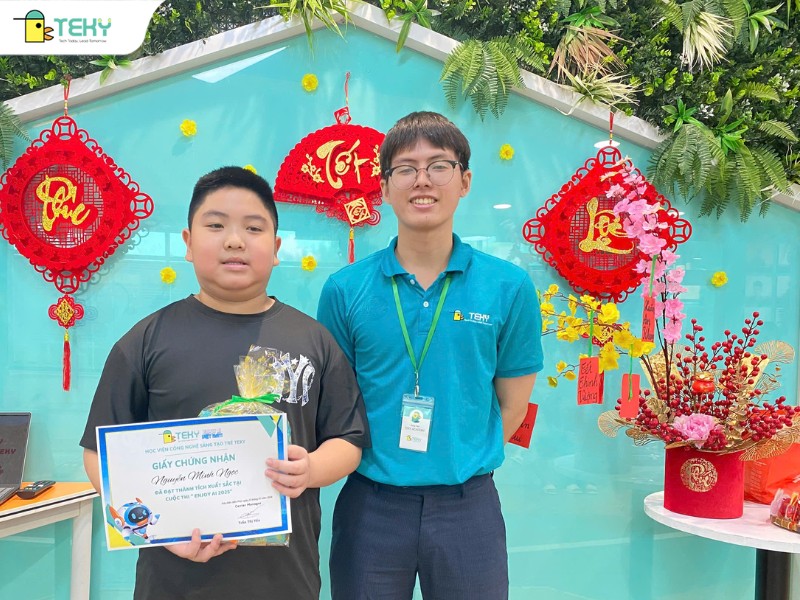 giao-vien-teky-dong-hanh-va-chuc-mung-hoc-vien-thi-enjoy-ai