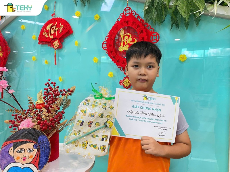 tekids-nhan-giay-va-qua-vinh-danh-tai-su-kien-new-step-fair-o-teky-dien-bien-phu