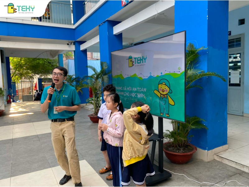 hoc-sinh-tai-truong-tra-loi-cau-hoi-trong-buoi-chuyen-de