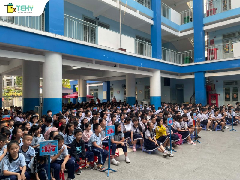 cac-em-hoc-sinh-lang-nghe-trong-buoi-chuyen-de