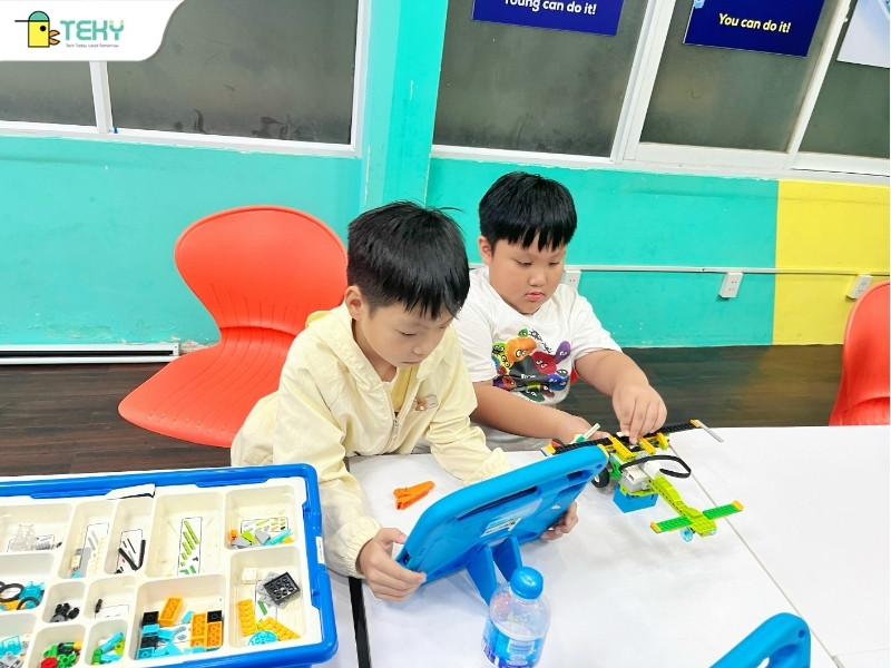 hoc-vien-lap-trinh-code-tren-tabet-sau-khi-lap-xong