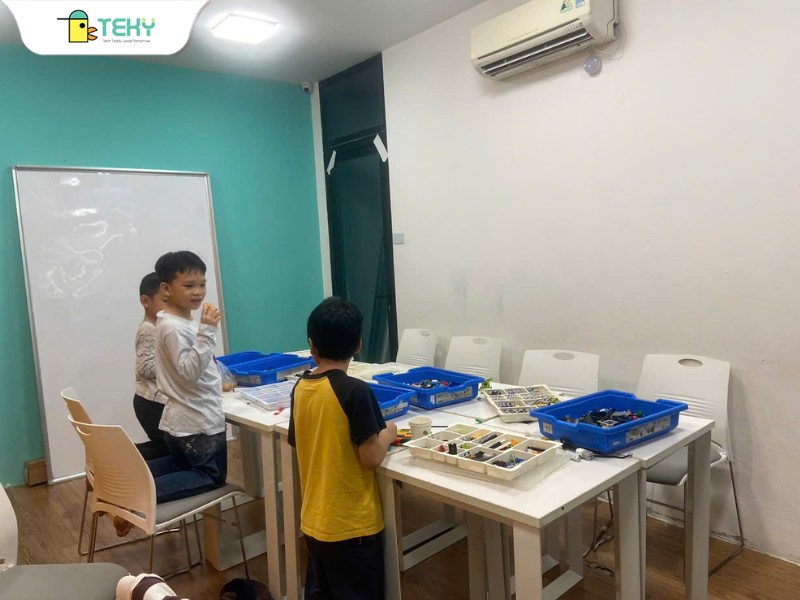 cac-be-lam-viec-nhom-lap-rap-robot-tai-teky-cau-giay