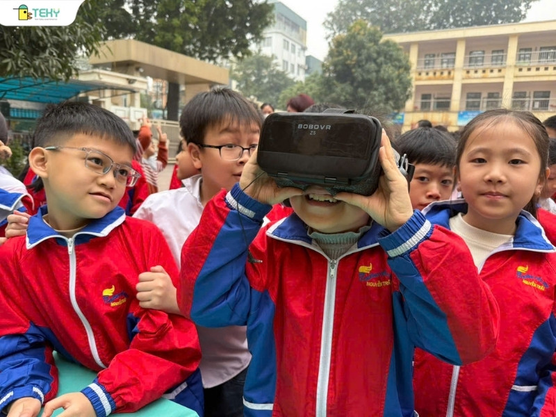 hoc-sinh-trai-nghiem-kinh-thuc-te-ao-vr-day-hao-hung