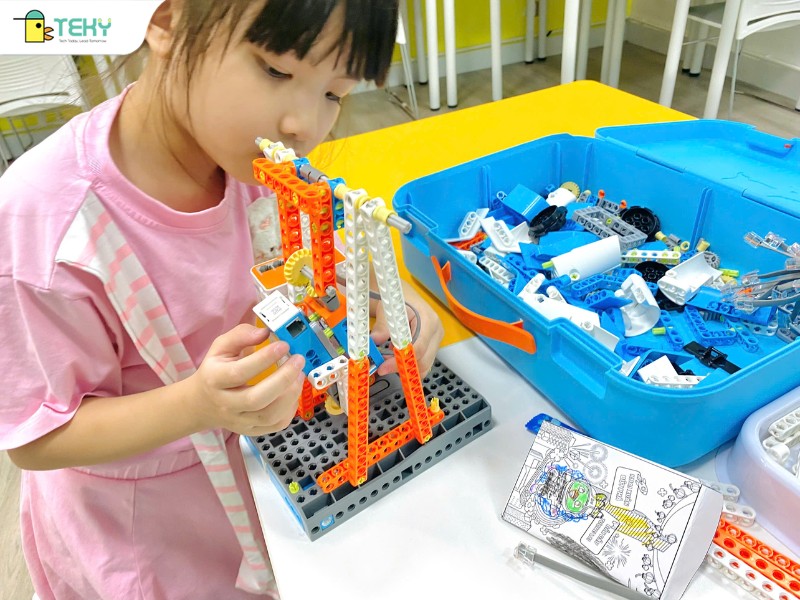 tuong-lam-lap-rap-mo-hinh-du-quay-trong-du-an-lap-trinh-robotics-tai-teky