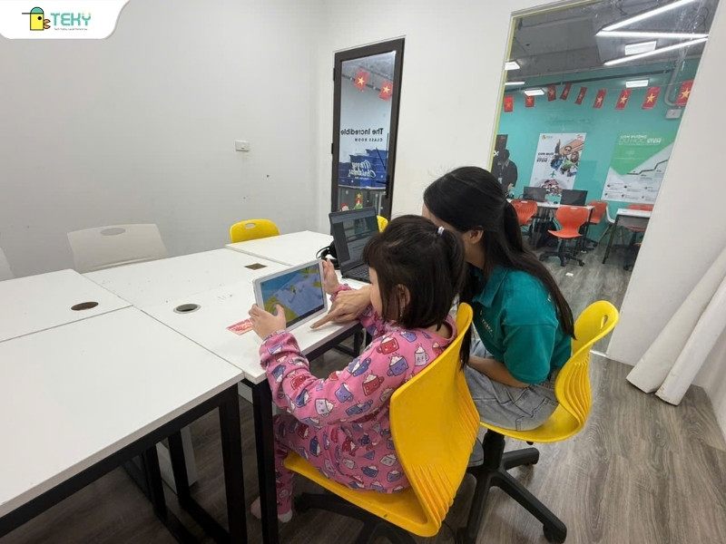 giao-vien-huong-dan-be-thuc-hanh-thiet-ke-me-cung-tren-maker-empire