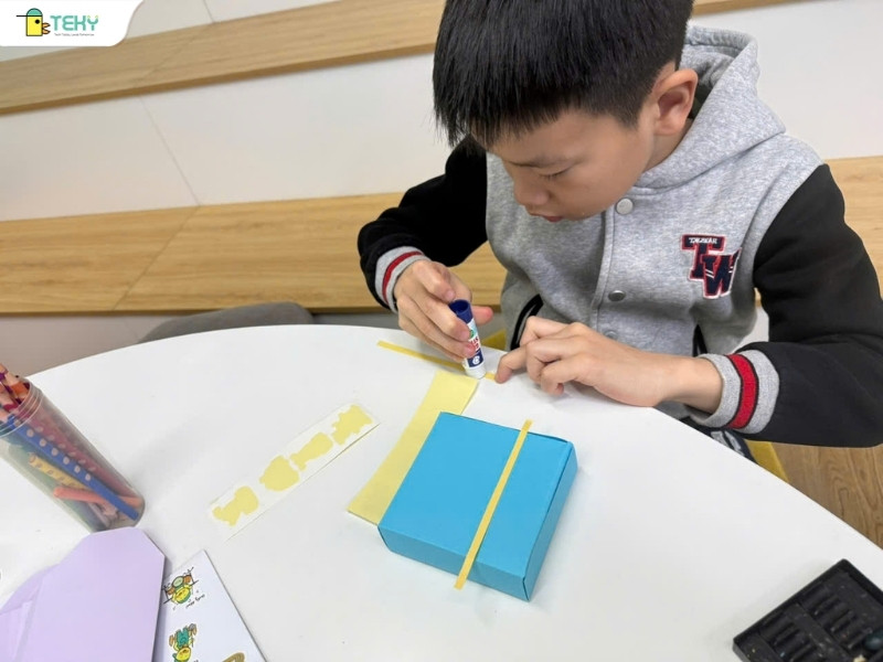 hoat-dong-gap-va-trang-tri-banh-chung-giay-trong-du-xuan-teky