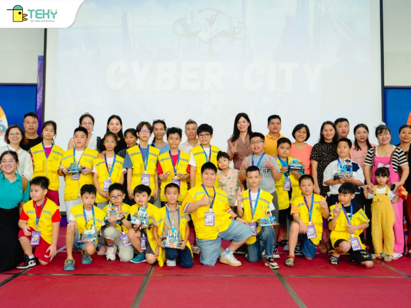 khung-canh-vui-ve-cua-quyphu-huynh-va-hoc-sinh-tai-cuoc-thi-cong-nghe