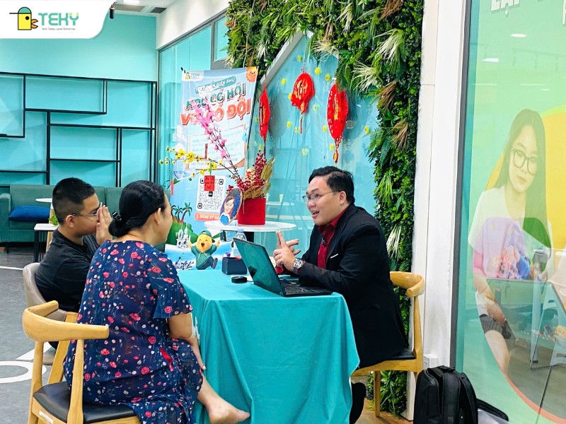 phu-huynh-duoc-tu-van-truc-tiep-ve-ket-qua-sinh-trac-van-tay-cua-con