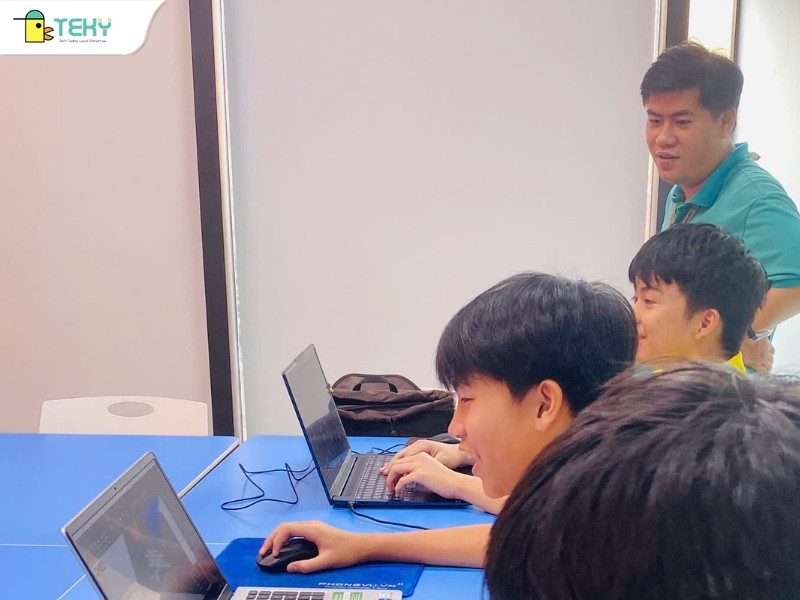 thay-lenh-ha-bao-trong-truc-tiep-huong-dan-hoc-sinh-hoc-lap-trinh-tai-lop-cong-nghe-teky-dien-bien-phu