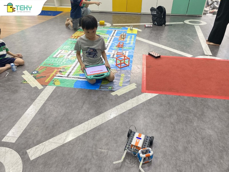 cac-be-duoc-thoa-thich-lap-trinh-cung-robot