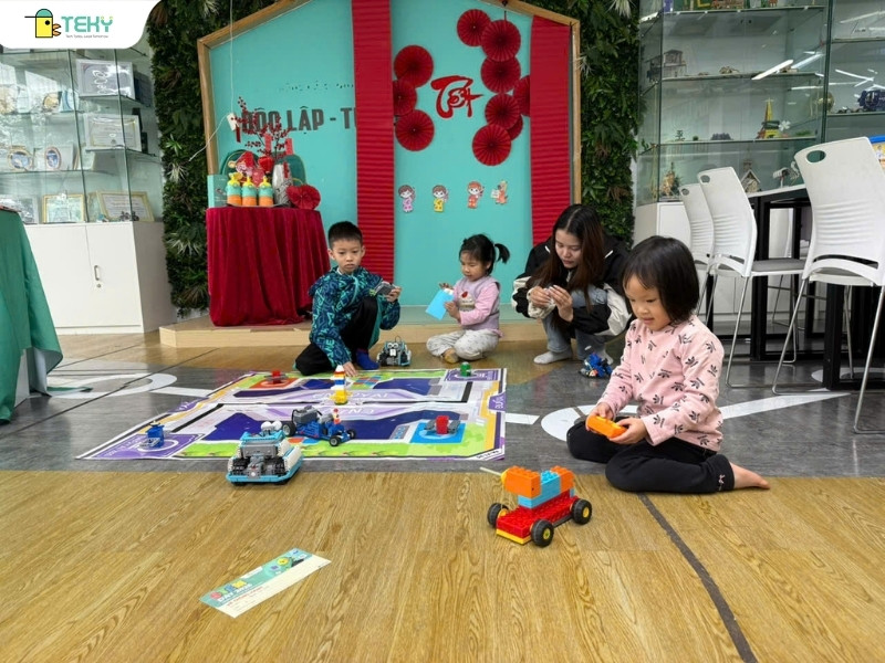 trai-nghiem-sa-ban-robot-tai-khu-cong-nghe-du-xuan-teky-ha-dong