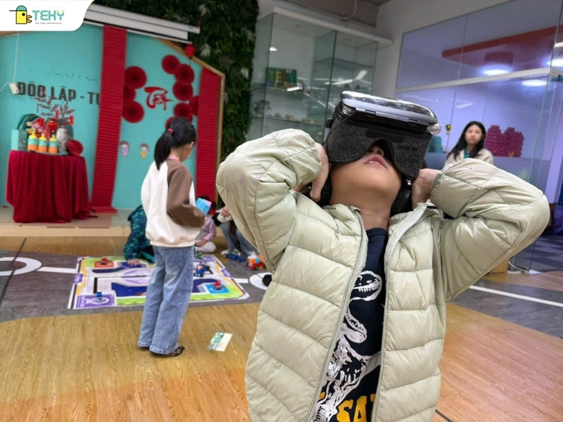 tekids-hao-hung-kham-pha-the-gioi-thuc-te-ao-voi-kinh-vr