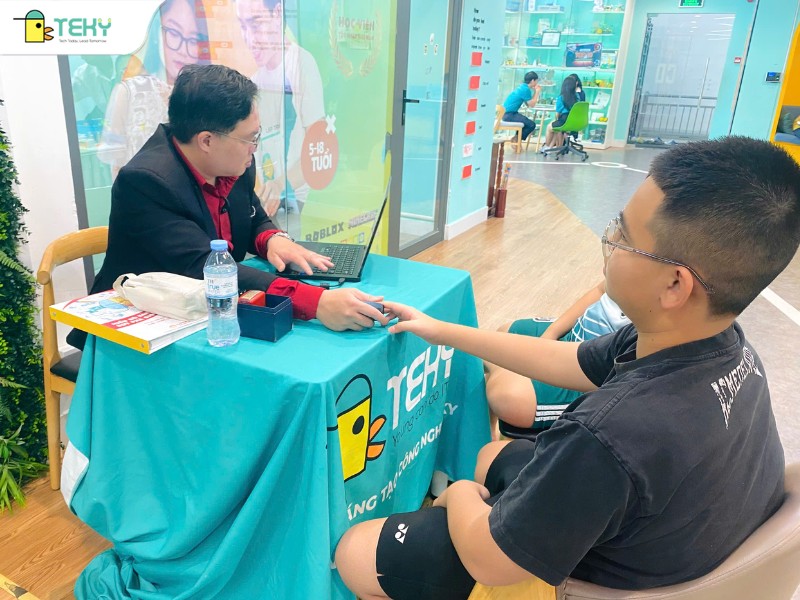 tre- truc-tiep-trai-nghiem-sinh-trac-hoc-van-tay-bang-thiet-bi-hine-dai-tai-teky