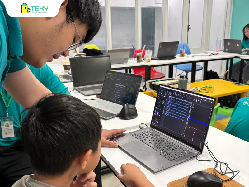 hinh-anh-be-dang-duoc-thay-huong-dan-lap-trinh