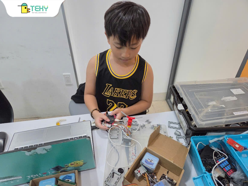 hinh-anh-be-dang-thuc-hien-du-an-bao-cao-cuoi-khoa-quat-dien