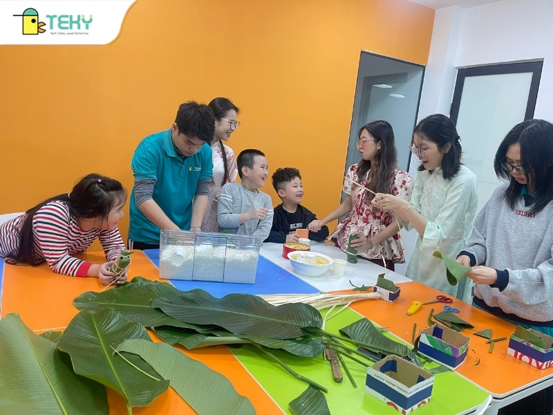 cac-be-hoc-lam-banh-chung-cung-giao-vien-teky