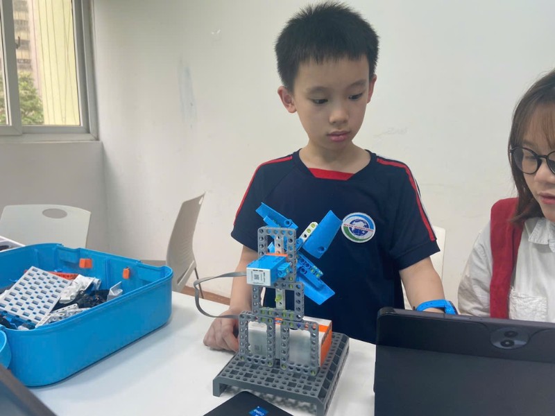 be-luu-hieu-inh-va-san-pham-coi-xay-gio-cua-minh