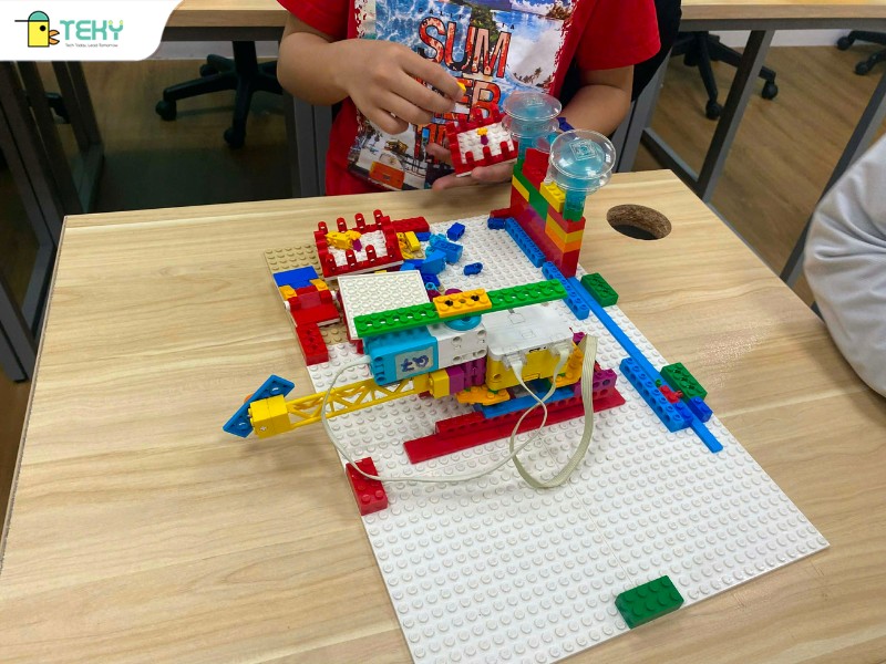 mo-hinh-truc-thang-cua-hoang-phuc-va-bao-khanh