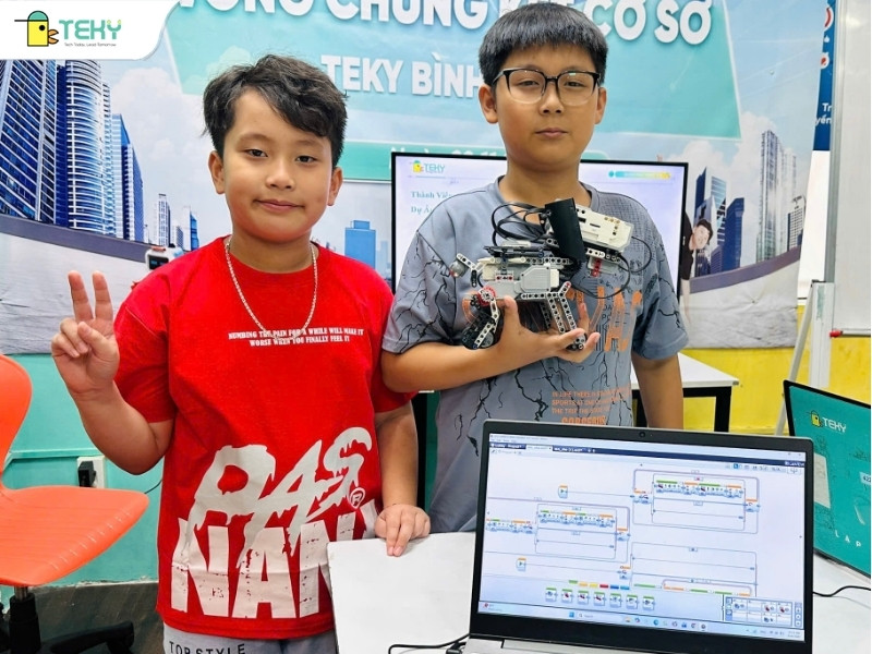 vuong-hung-va-tien-thanh-cung-robot-cho