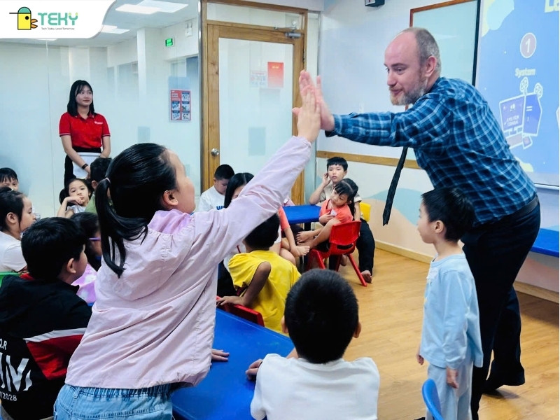 hoc-vien-vus-dang-hoc-tu-vung-cung-giao-vien-nuoc-ngoai