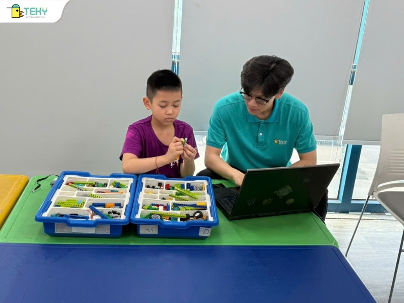 be-minh-duc-duoc-thay-huong-dan-tung-buoc-hoan-thanh-mo-hinh