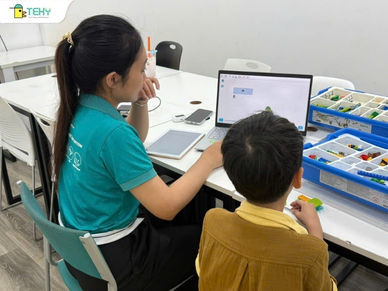 be-nhat-minh-duoc-co-giao-huong-dan-tung-buoc-lap-rap-mo-hinh-con-ran