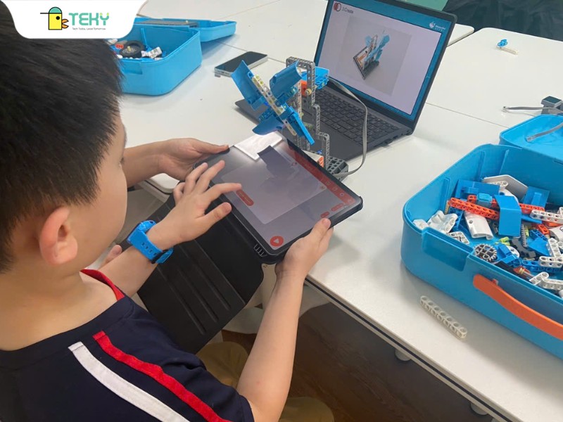 be-dang-hoc-robotics-duoi-su-huong-dan-cua-co