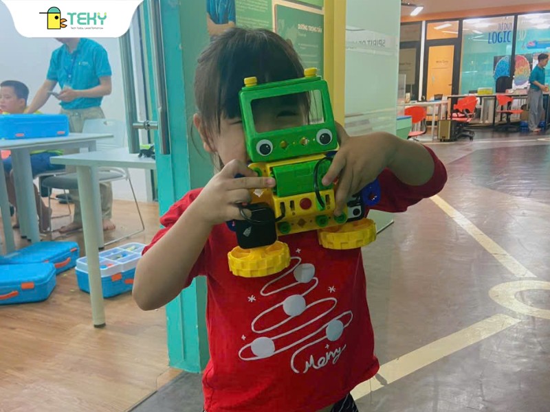 niem-vui-cua-be-khi-hoan-thanh-robot-cua-minh-tai-teky-cau-giay