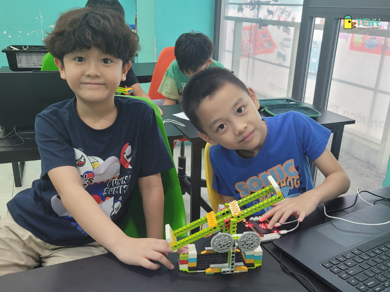 cup-robot-san-co-hanh-trinh-giup-tre-lam-chu-san-dau-cong-nghe