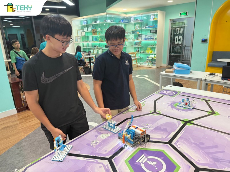 tre-em-dang-hoc-AI-ket-hop-voi-robotics