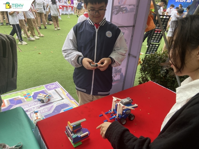 hoat-dong-trai-nghiem-robot-nang-ha-chinh-phuc-thu-thach