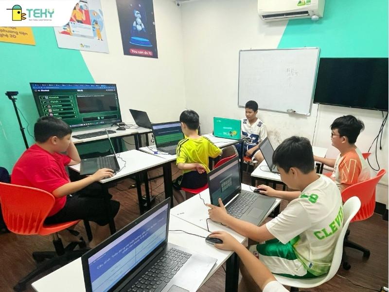 hoc-vien-teky-dang-tham-gia-game-trac-nghiem-ve-tri-tue-nhan-tao