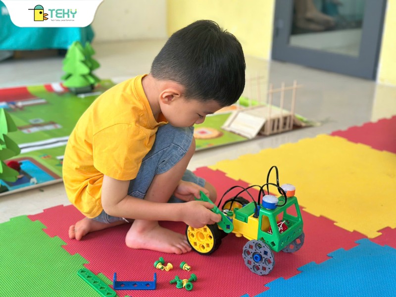 be-dang-lap-rap-robot-dau-tien-cua-minh