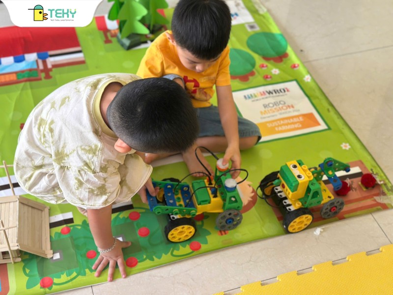 hai-be-dang-trai-nghiem-robot-dau-tien-cua-minh