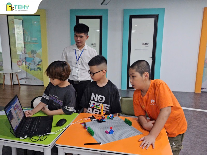 cac-ban-duoc-thuyet-trinh-truoc-dam-dong