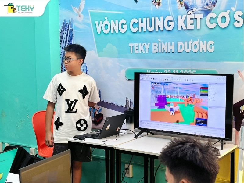 gia-khanh-dang-phan-bien-y-tuong-va-nghe-nhan-xet-tu-thay